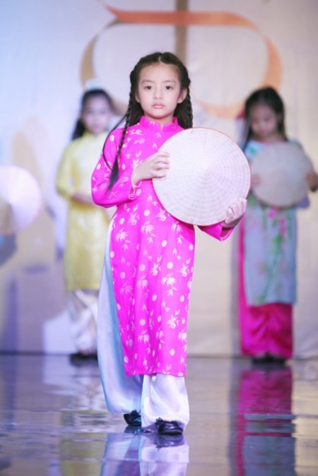 Ngam be mac ao dai chuan bi don Tet cuc dang yeu-Hinh-5